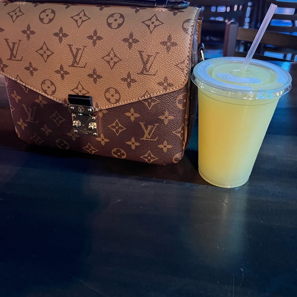 Louis Vuitton Pochette Métis Reverse Monogram